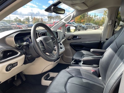 2024 Chrysler Pacifica Hybrid Select