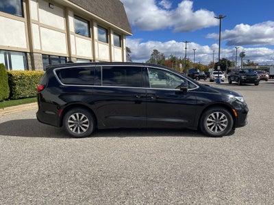 2024 Chrysler Pacifica Hybrid Select
