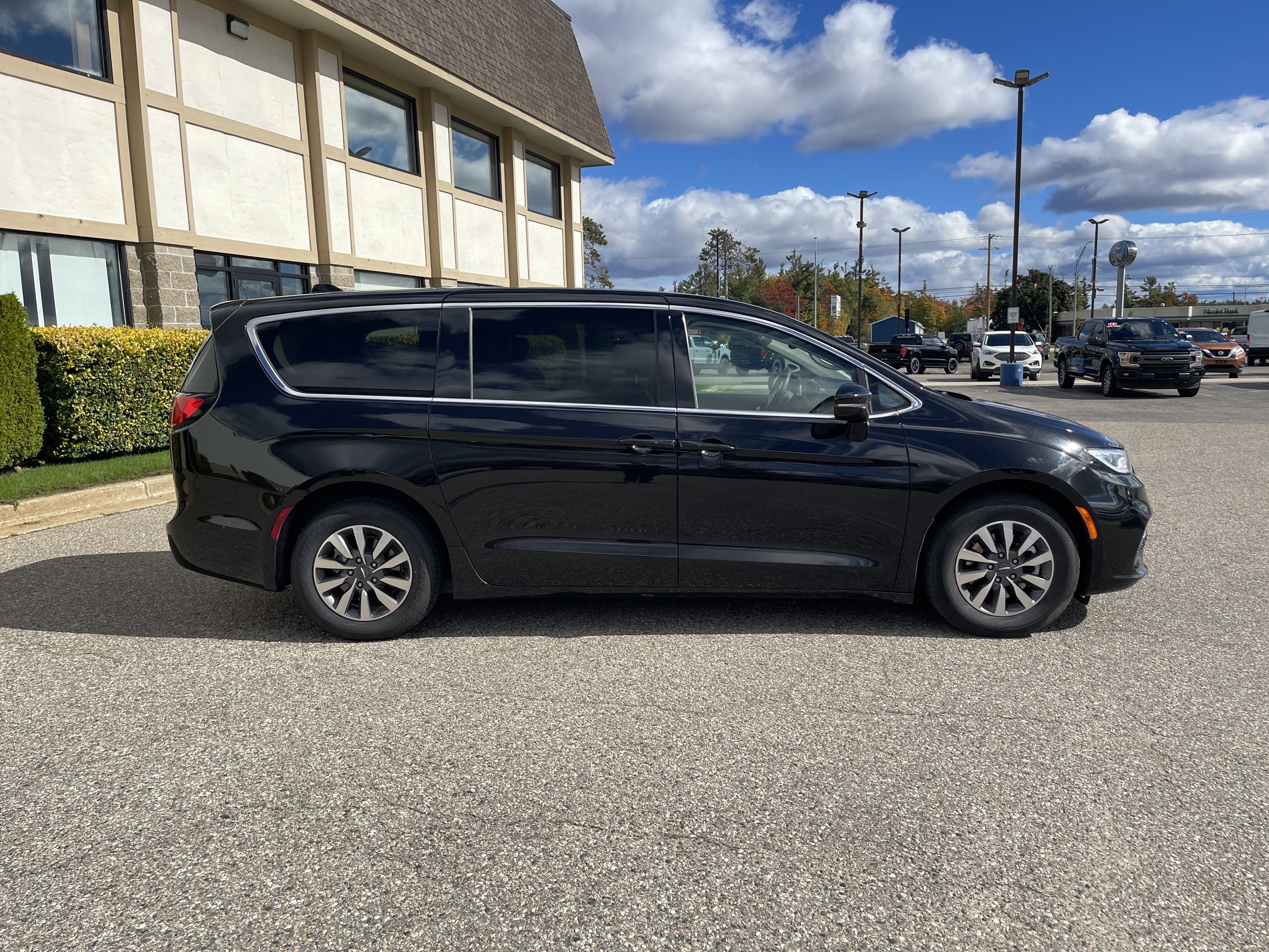2024 Chrysler Pacifica Hybrid Select