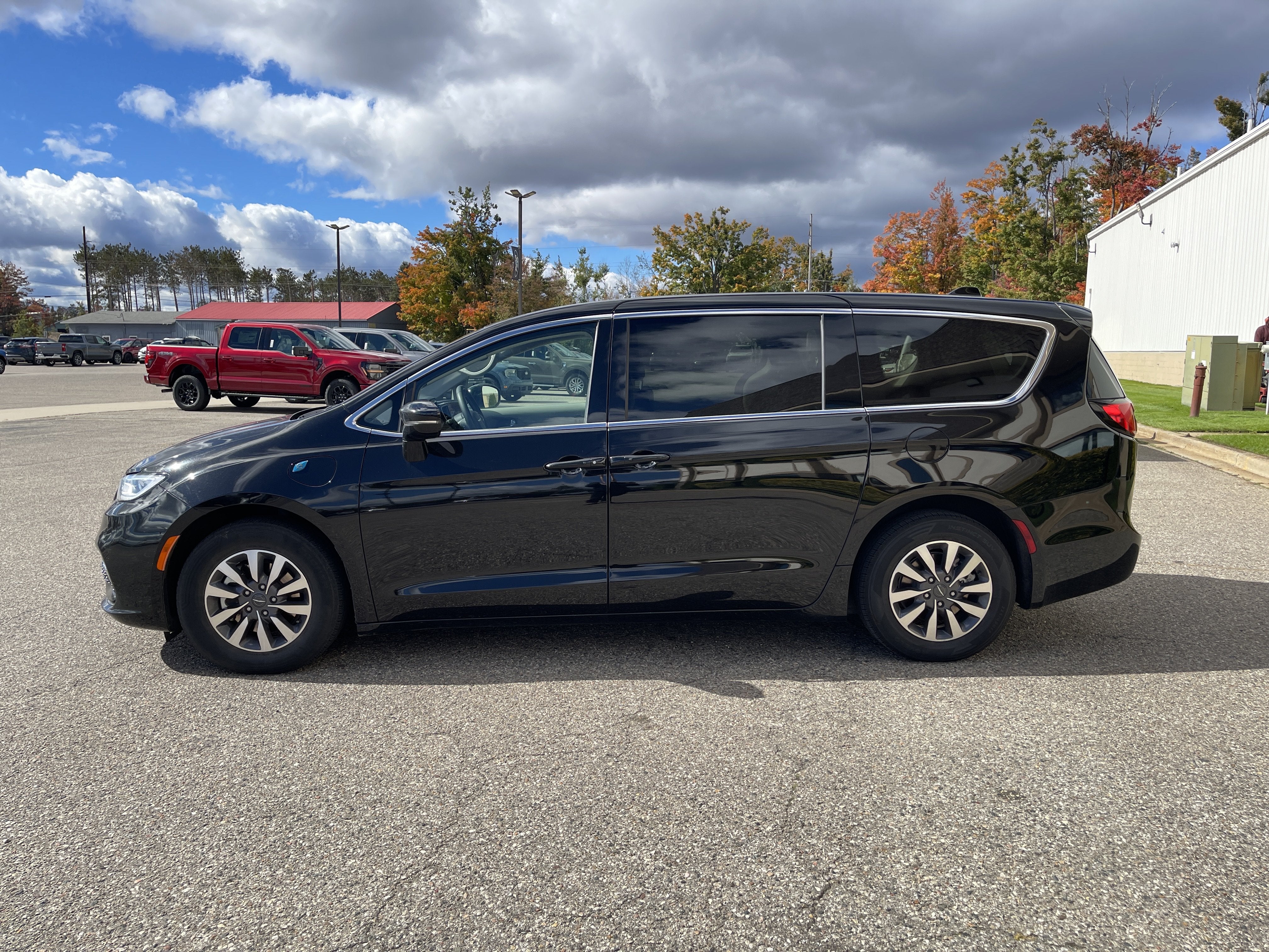 2024 Chrysler Pacifica Hybrid Select